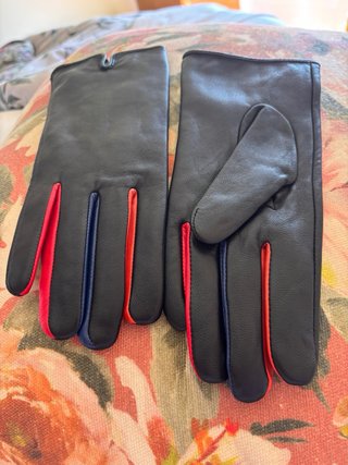 Guantes de piel negros con detalles