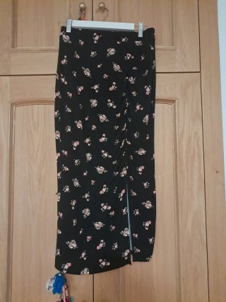 Falda midi negra floral fruncida