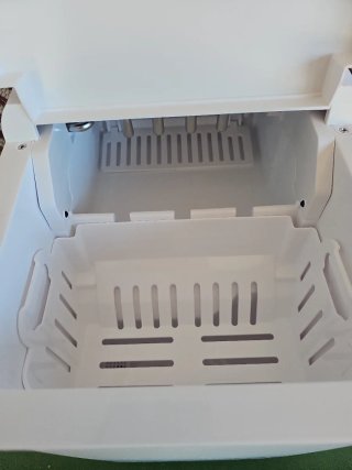 Máquina de hielo blanca