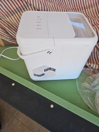 Máquina de hielo blanca