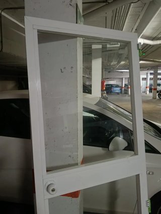 Puerta de aluminio con cristal...SIN MARCO