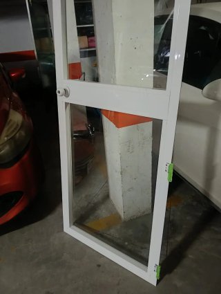 Puerta de aluminio con cristal...SIN MARCO