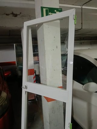 Puerta de aluminio con cristal...SIN MARCO
