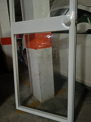 Puerta de aluminio con cristal...SIN MARCO