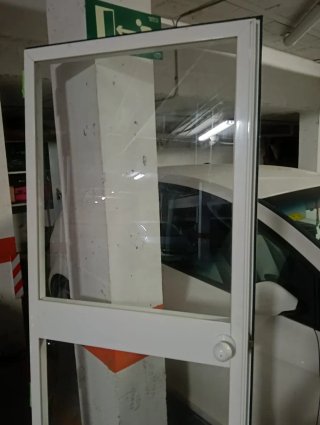 Puerta de aluminio con cristal...SIN MARCO