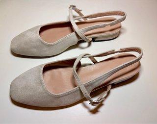 Sapatos rasos bege com alça