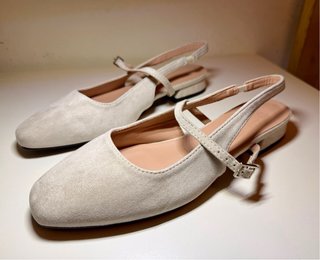 Sapatos rasos bege com alça