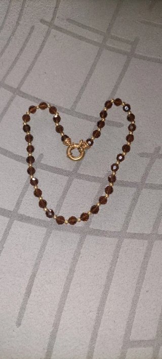 Collar de cuentas marrones y doradas