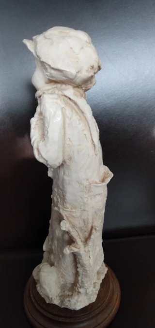 Scultura Giuseppe Armani bambino infreddolito