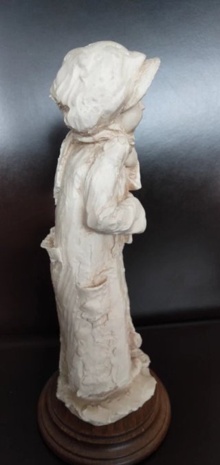 Scultura Giuseppe Armani bambino infreddolito
