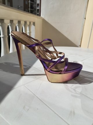 Sandalias Guess tacón alto morado y dorado