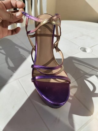 Sandalias Guess tacón alto morado y dorado