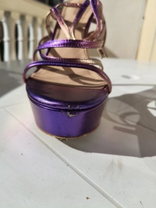 Sandalias Guess tacón alto morado y dorado