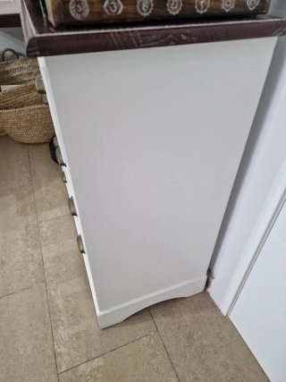 Cómoda blanca y madera