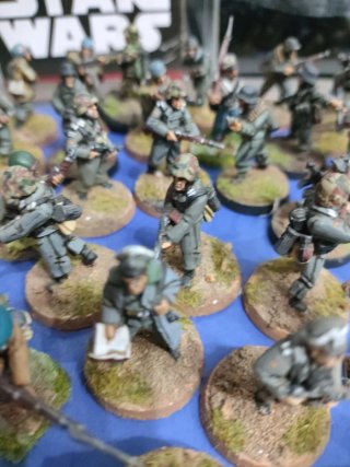 Figuras Warhammer: Alemanes, Americanos, 80 piezas