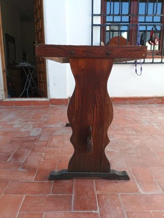 Mesa de madera rústica exterior