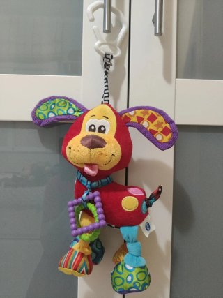 Perrito colgante bebé Playgro sensorial