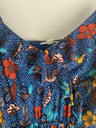 Mono floral azul con volantes