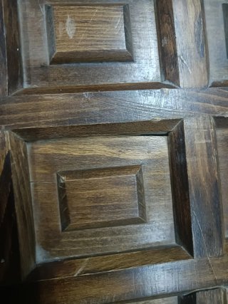 Puerta antigua de madera con paneles