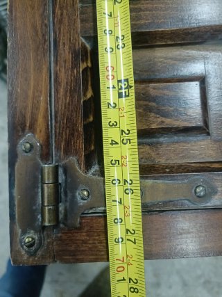 Puerta antigua de madera con paneles