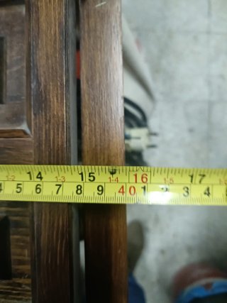 Puerta antigua de madera con paneles