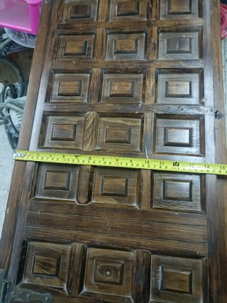 Puerta antigua de madera con paneles