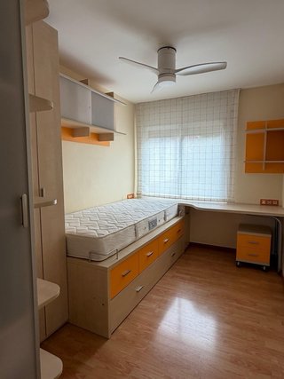 Armario rinconero, cama nido con colchón y cajones