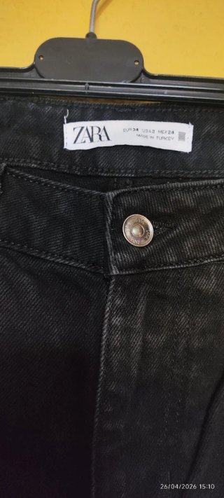 Pantalón vaquero Zara pierna ancha color negro.