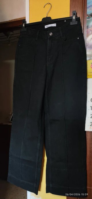 Pantalón vaquero Zara pierna ancha color negro.