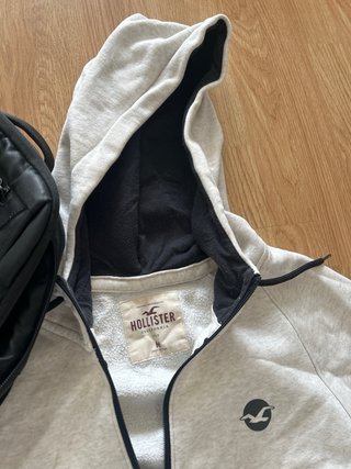 Chaqueta Hollister gris y mochila cuero negra