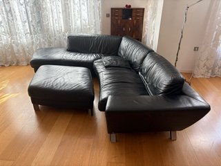 Sofá esquinero de cuero negro con chaise longue
