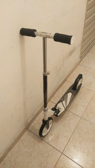 Patinete blanco y negro