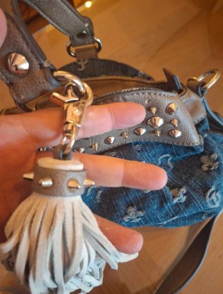 Bolso Guess vaquero con tachuelas