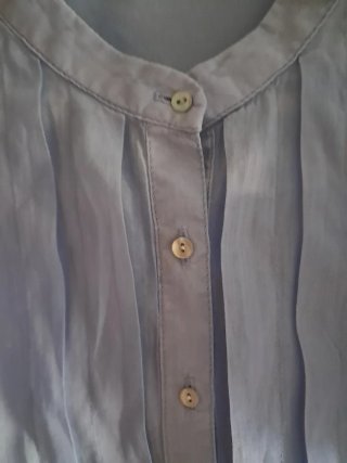 Camisa azul con mangas de volantes