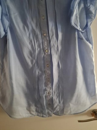 Camisa azul con mangas de volantes