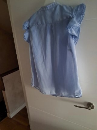 Camisa azul con mangas de volantes