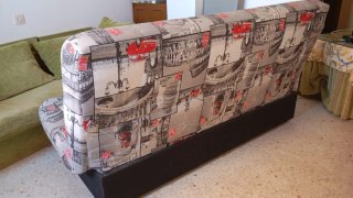 Sofá cama gris y rojo con almacenaje