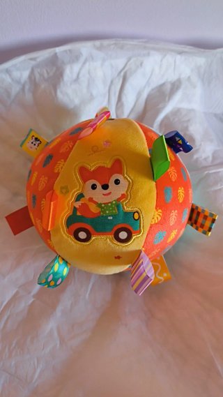 Pelota sensorial montessori para bebé con sonajero