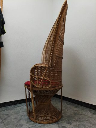 Sillón Peacock Ratán y Cojín Rojo