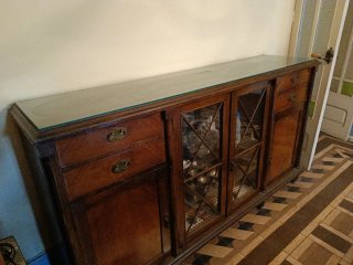 Bufet de madera con vitrina