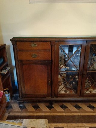 Bufet de madera con vitrina