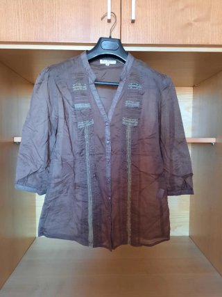 Camicetta marrone con dettagli