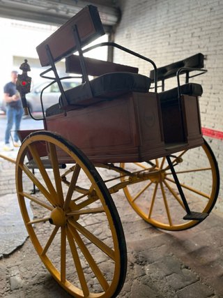Carro antigua de madera y metal