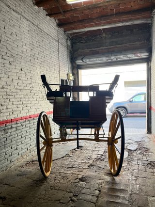 Carro antigua de madera y metal