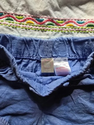 Conjunto de blusa bordada y shorts