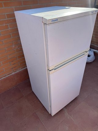 Nevera blanca con congelador