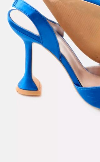 Zapatos de tacón azul con pedrería