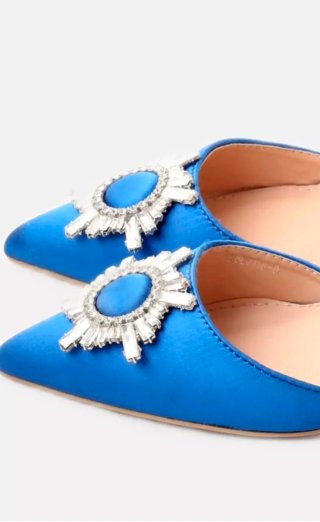 Zapatos de tacón azul con pedrería
