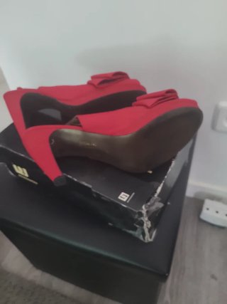 Sandalias rojas con lazo y plataforma