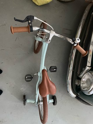 Bicicleta infantil azul con ruedines